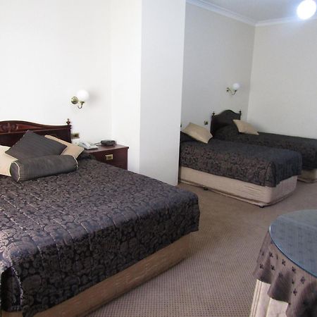 דובו Australian Heritage Motor Inn מראה חיצוני תמונה