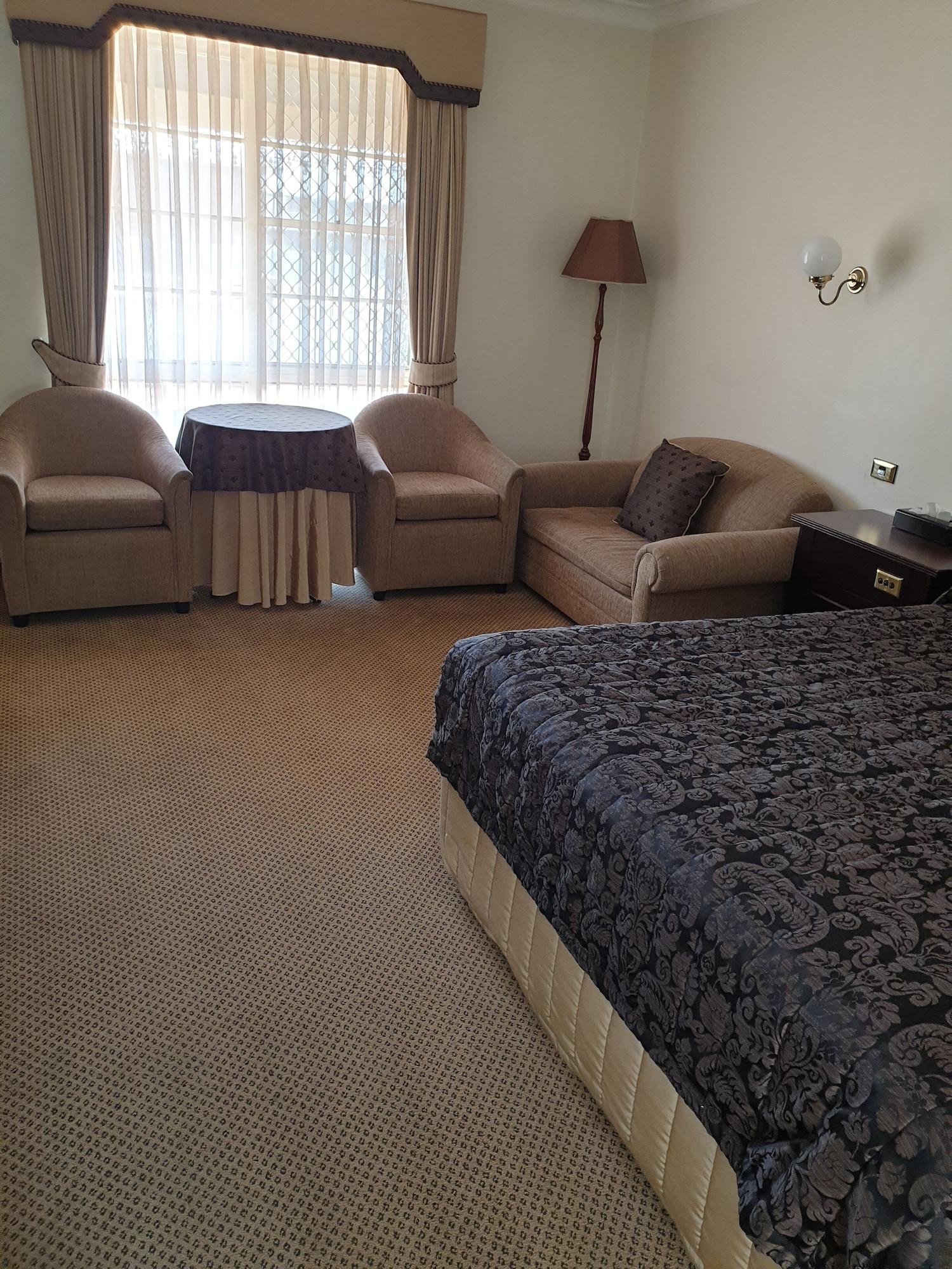 דובו Australian Heritage Motor Inn מראה חיצוני תמונה