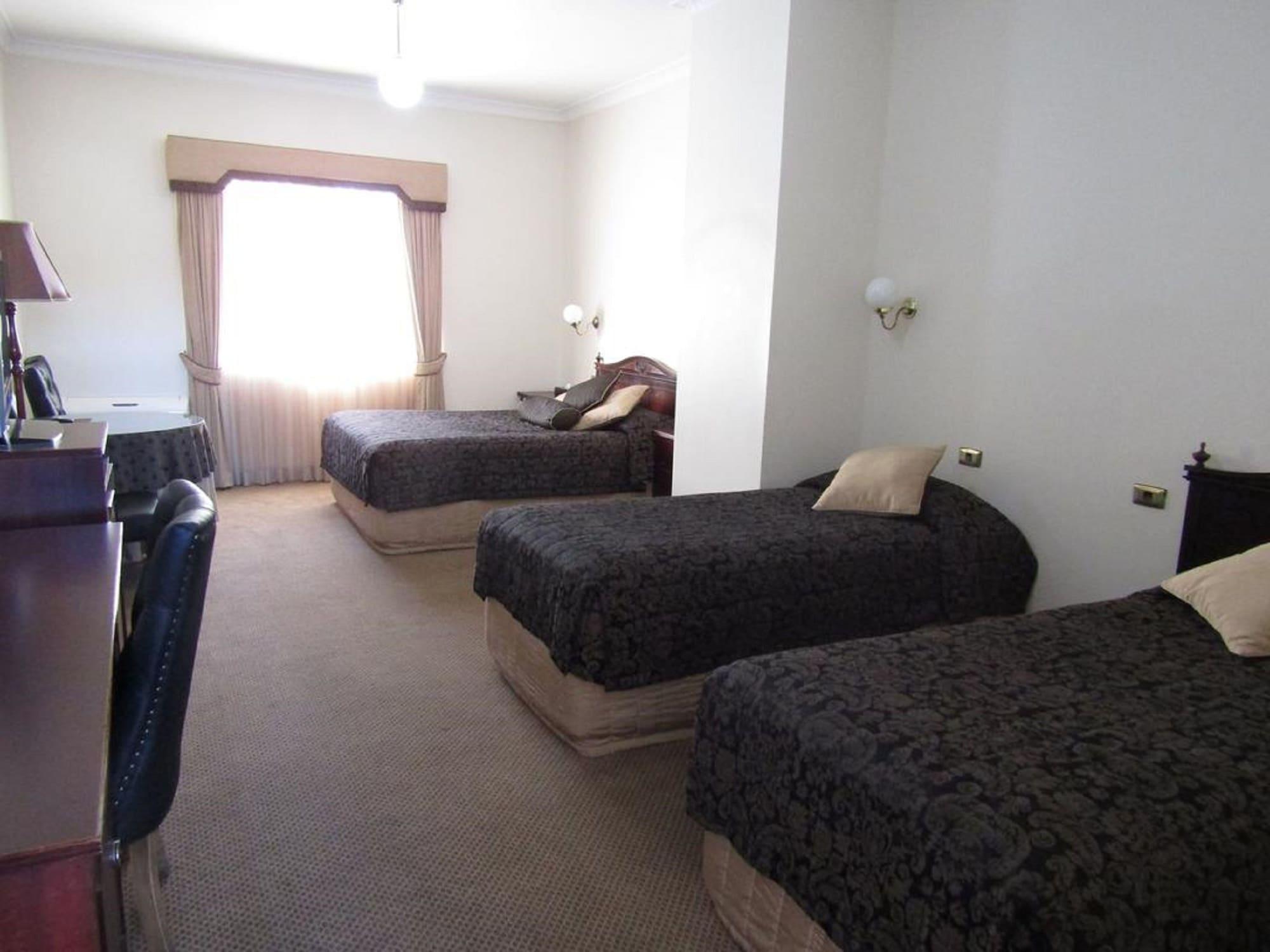 דובו Australian Heritage Motor Inn מראה חיצוני תמונה