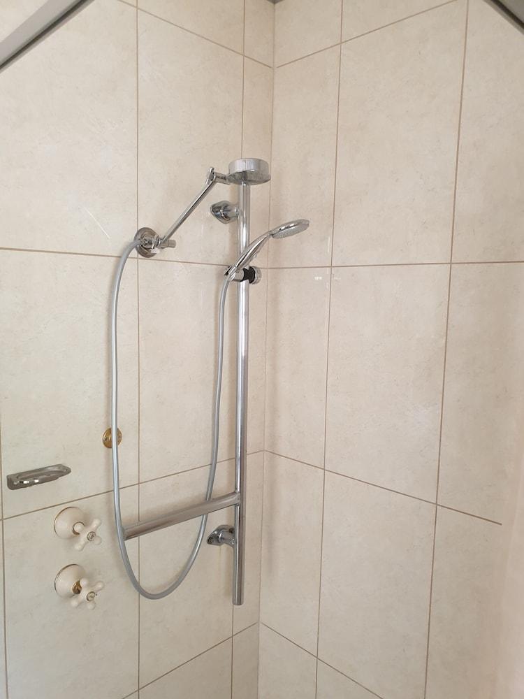 דובו Australian Heritage Motor Inn מראה חיצוני תמונה