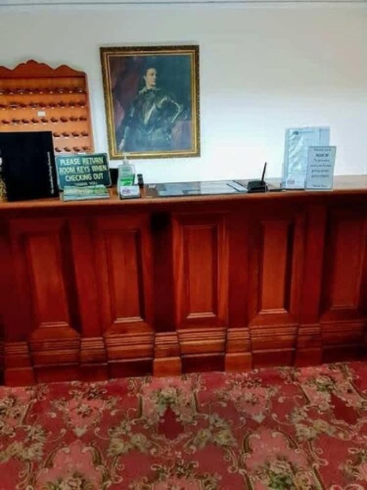 דובו Australian Heritage Motor Inn מראה חיצוני תמונה