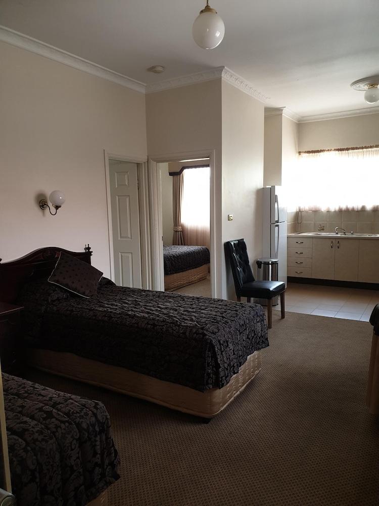 דובו Australian Heritage Motor Inn מראה חיצוני תמונה