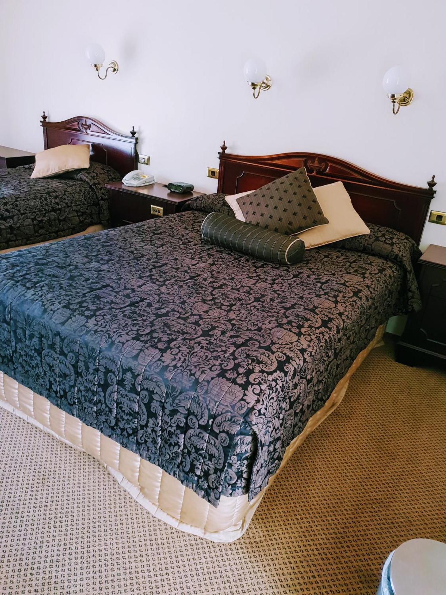 דובו Australian Heritage Motor Inn מראה חיצוני תמונה