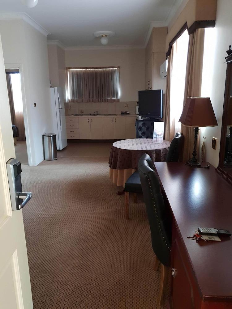 דובו Australian Heritage Motor Inn מראה חיצוני תמונה