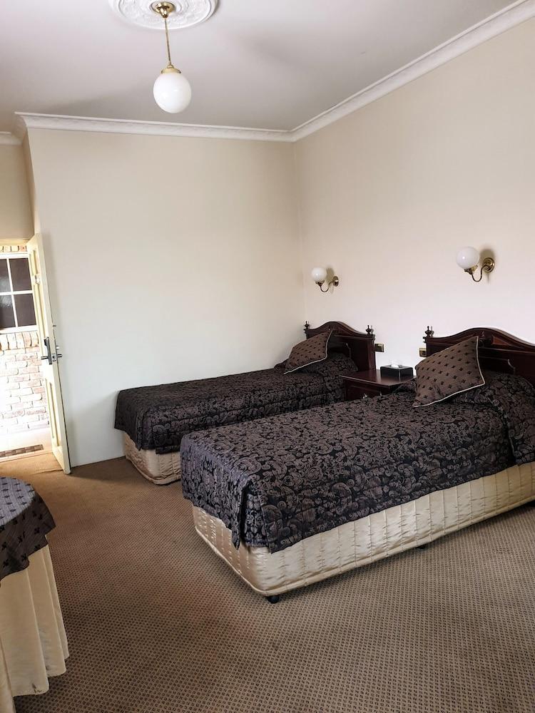 דובו Australian Heritage Motor Inn מראה חיצוני תמונה