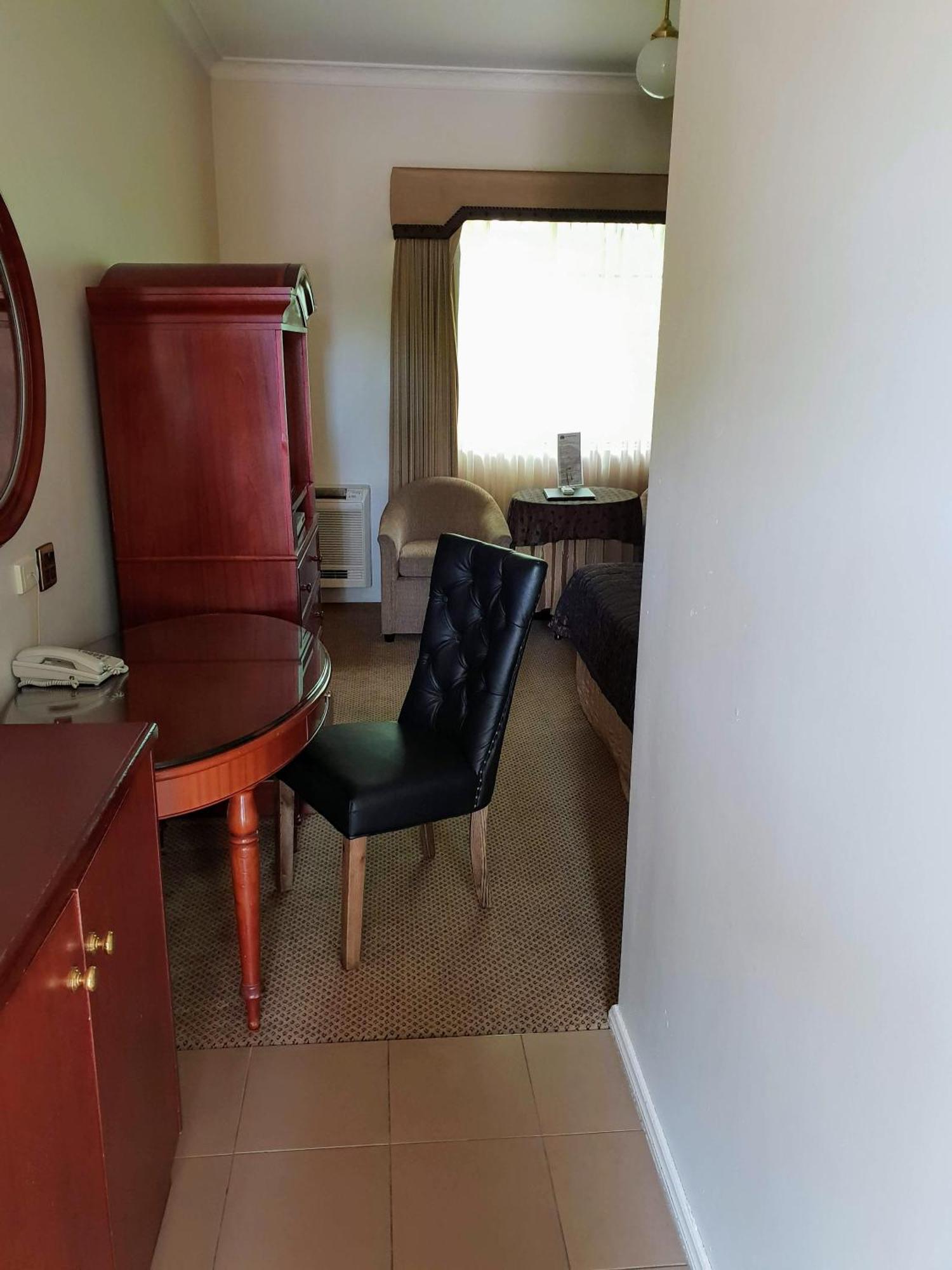 דובו Australian Heritage Motor Inn חדר תמונה