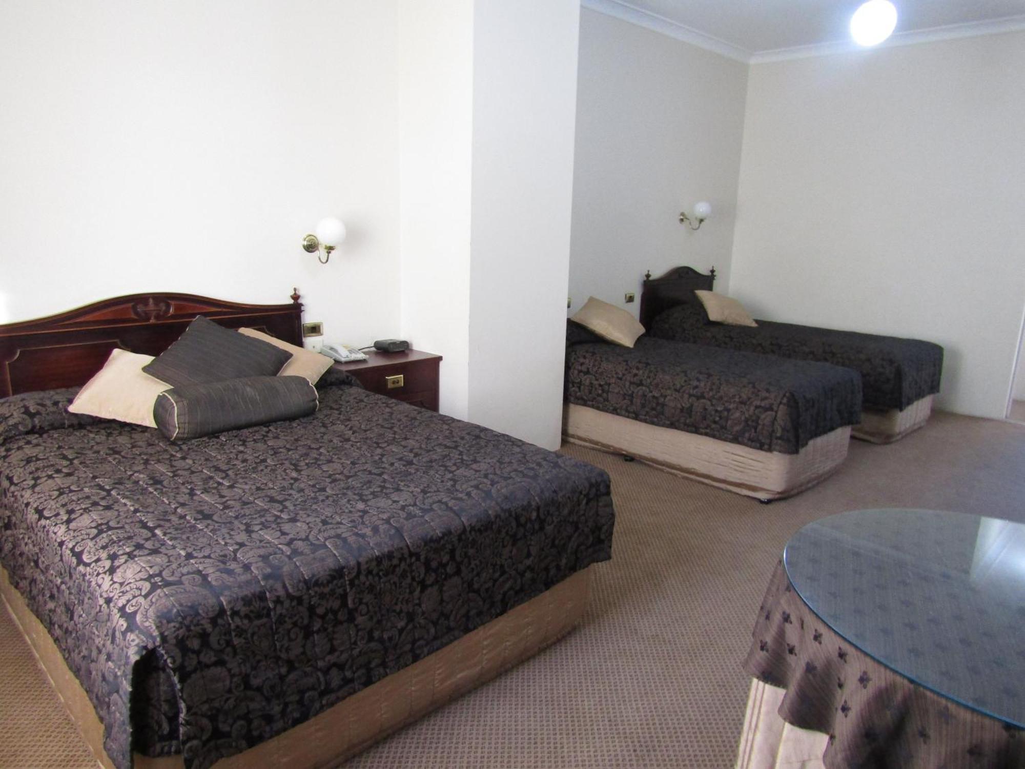דובו Australian Heritage Motor Inn מראה חיצוני תמונה