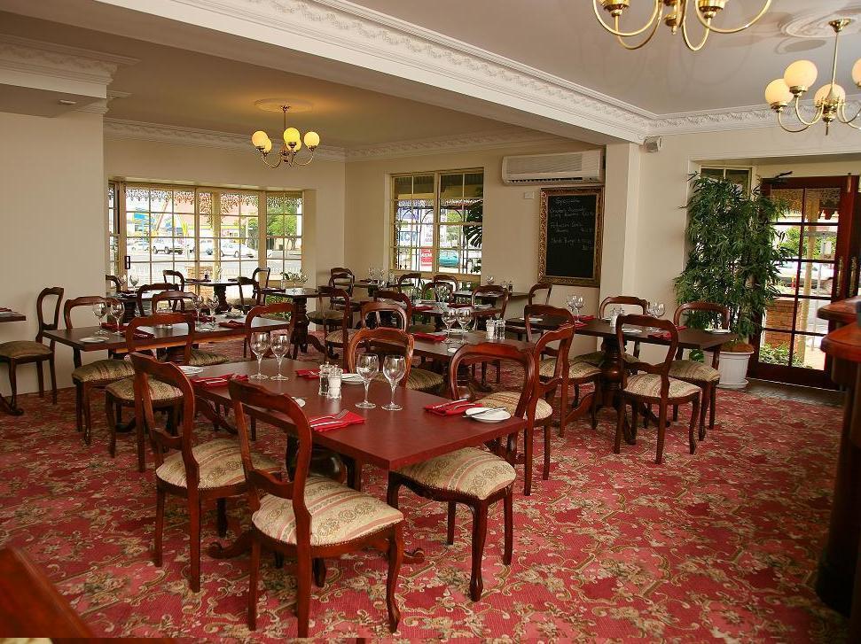 דובו Australian Heritage Motor Inn מראה חיצוני תמונה