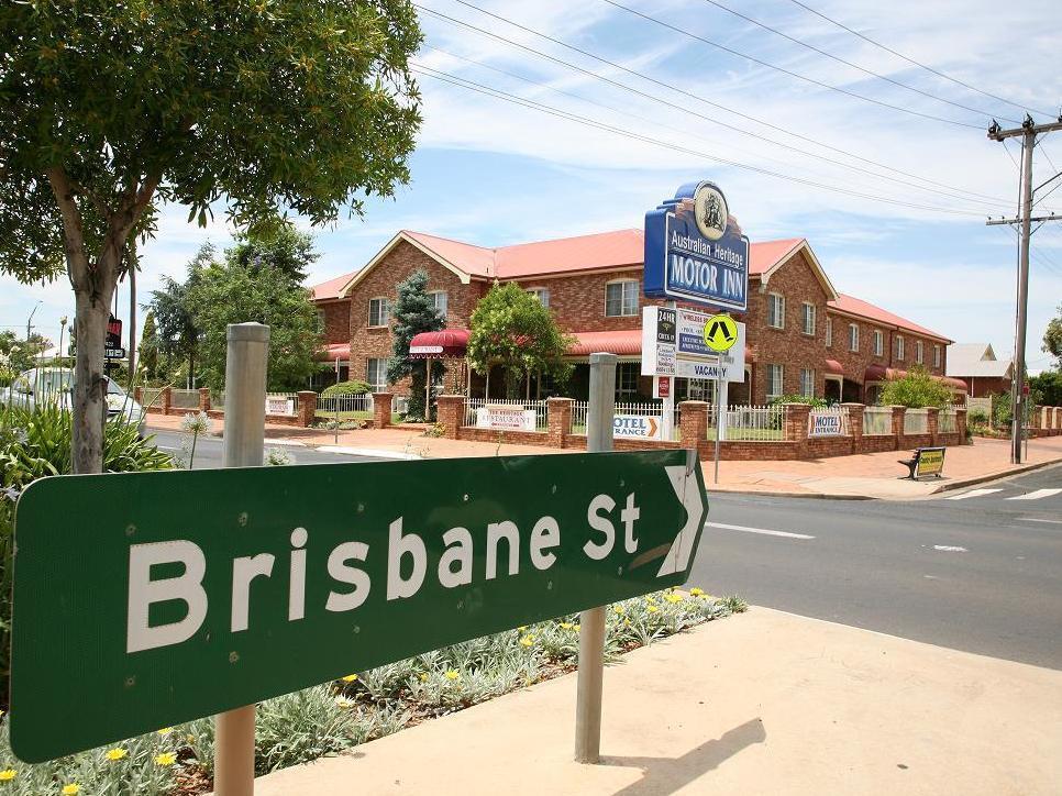 דובו Australian Heritage Motor Inn מראה חיצוני תמונה