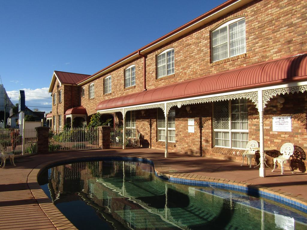 דובו Australian Heritage Motor Inn מראה חיצוני תמונה