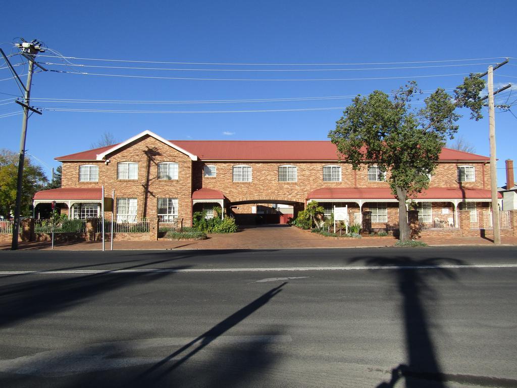דובו Australian Heritage Motor Inn מראה חיצוני תמונה