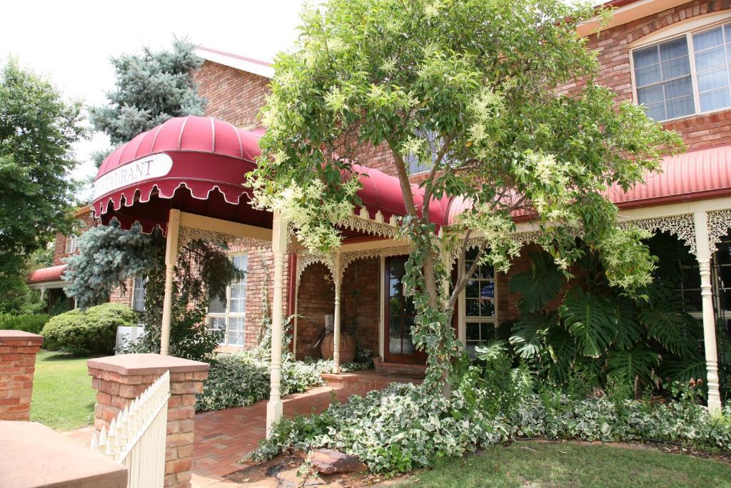 דובו Australian Heritage Motor Inn מראה חיצוני תמונה