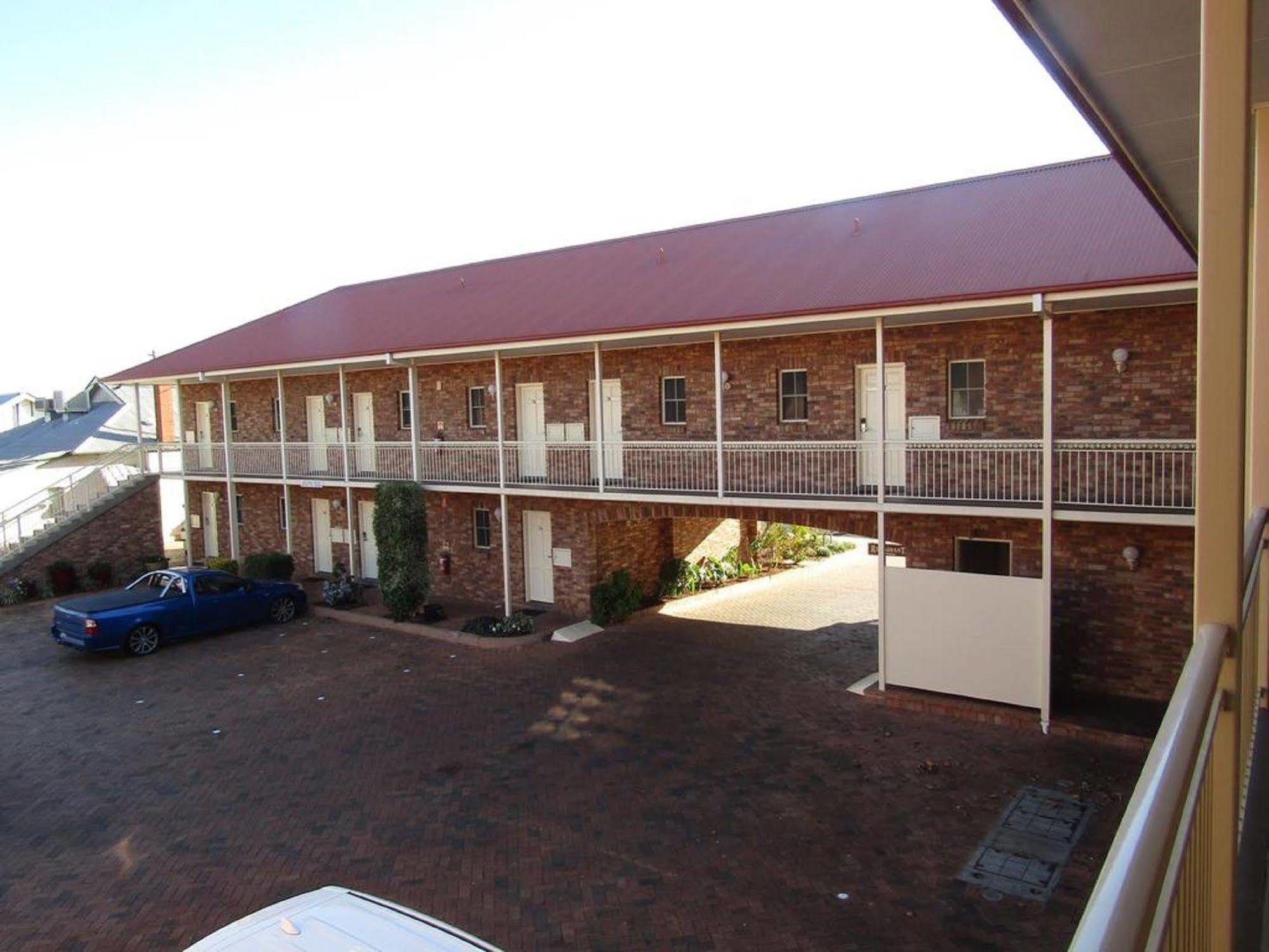 דובו Australian Heritage Motor Inn מראה חיצוני תמונה